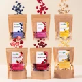 Zestaw 6 owoców liofilizowanych Stacja Bio – borówki, maliny, banany, truskawki, żurawina i ananas z unoszącymi się owocami.png