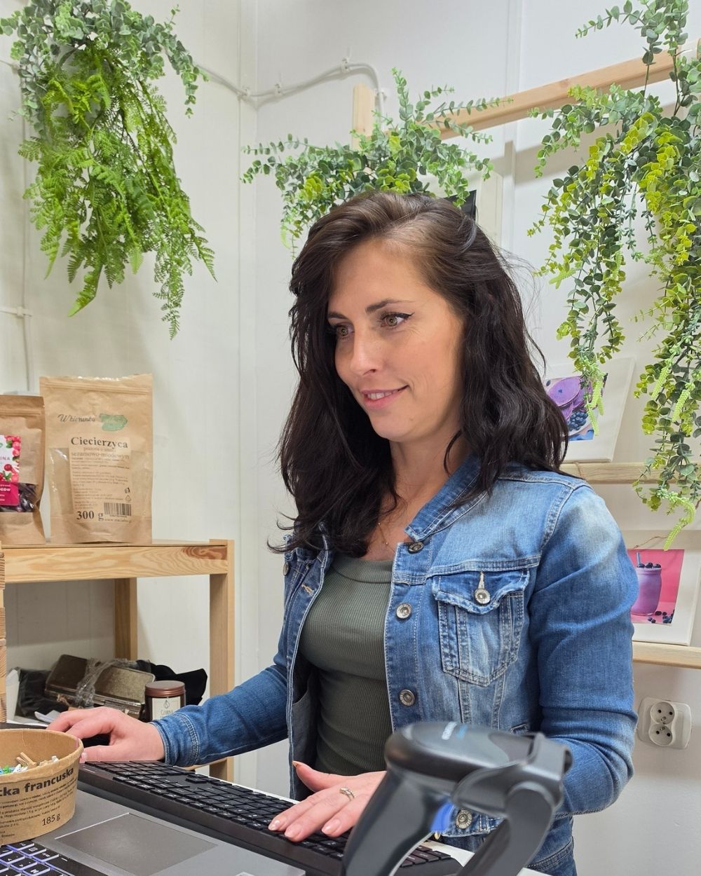 Ania doradza klientom w sklepie Stacja Bio w Rzeszowie